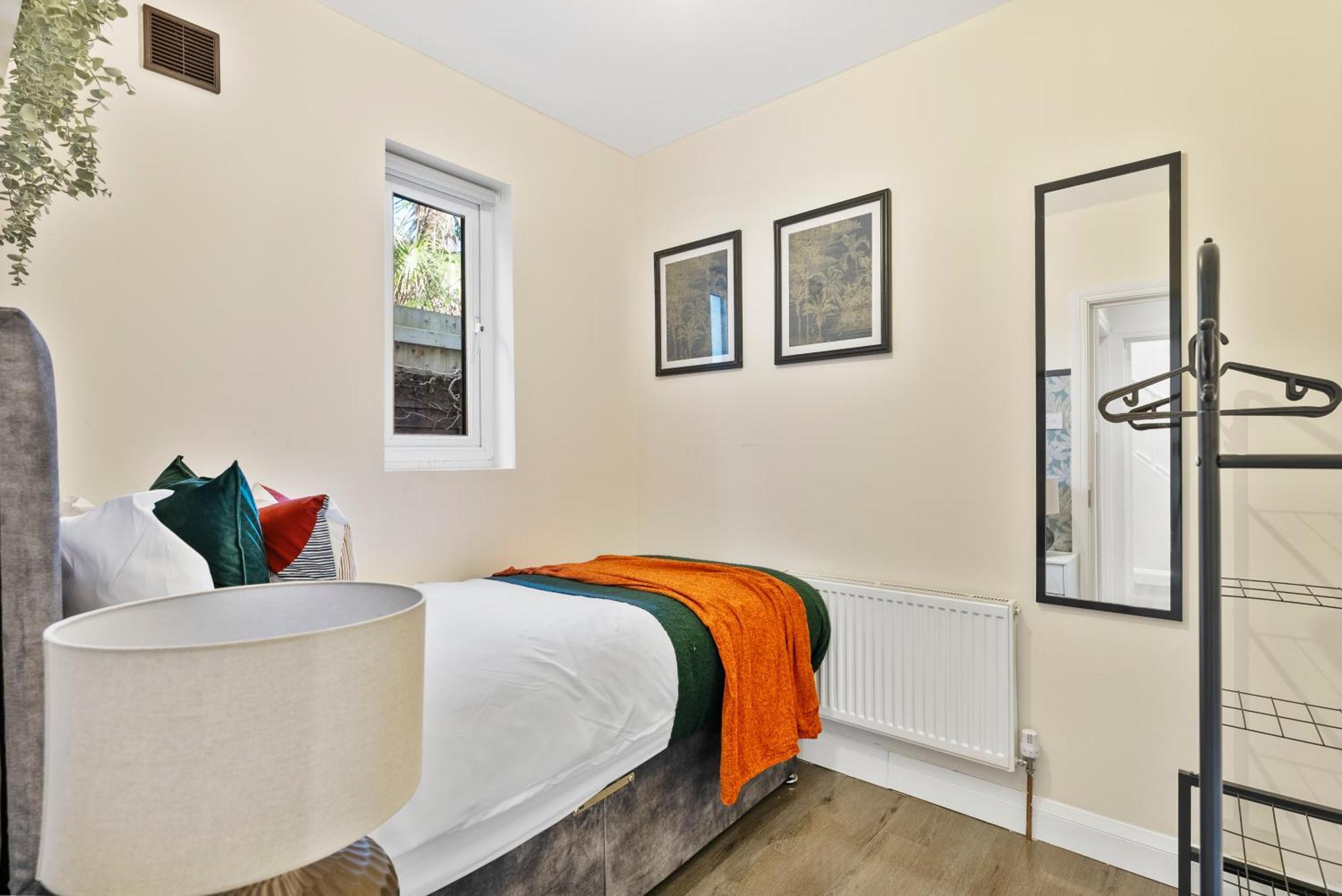Stylish Wembley Gem - Parking -Sleeps 14 伦敦 外观 照片