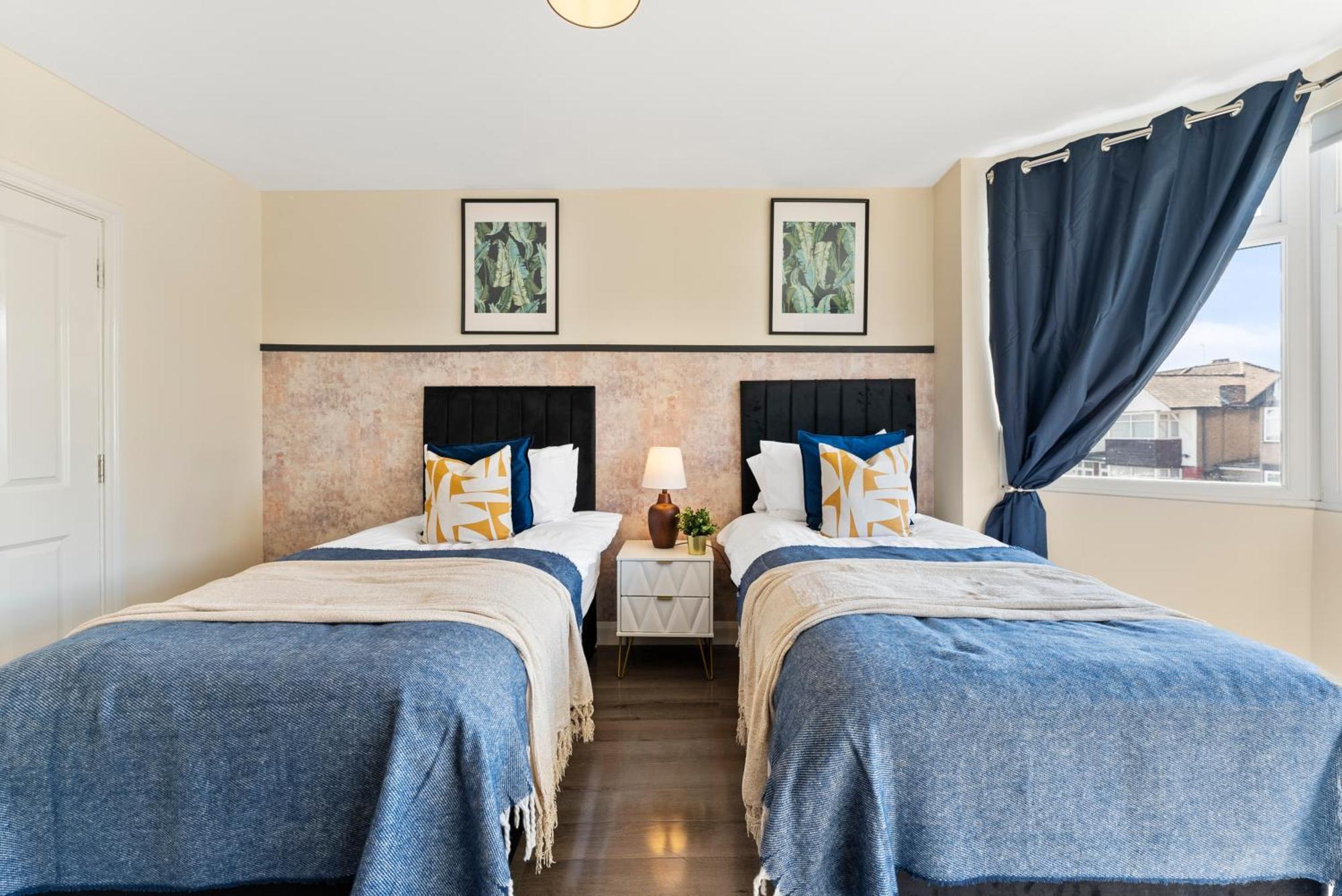 Stylish Wembley Gem - Parking -Sleeps 14 伦敦 外观 照片