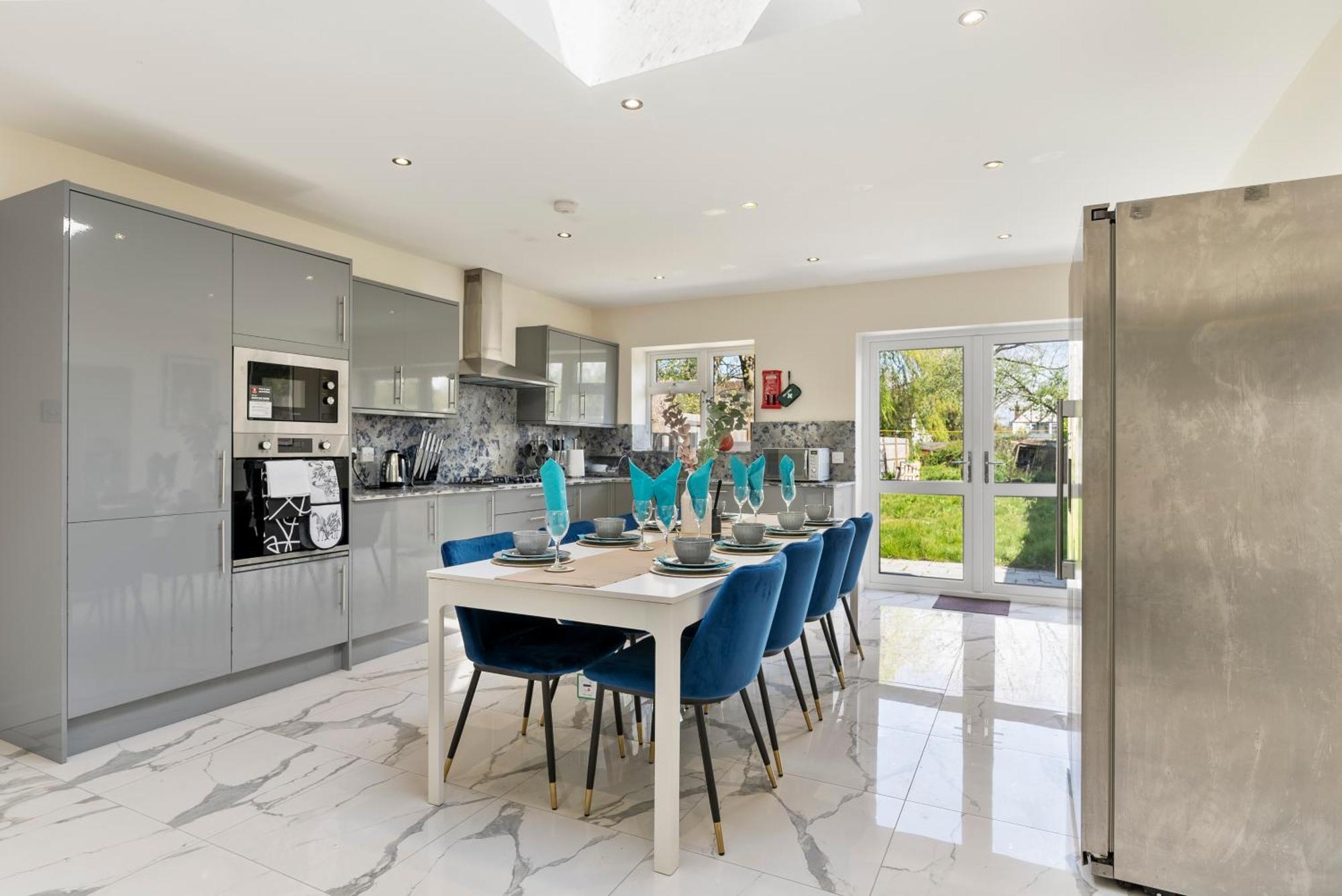 Stylish Wembley Gem - Parking -Sleeps 14 伦敦 外观 照片