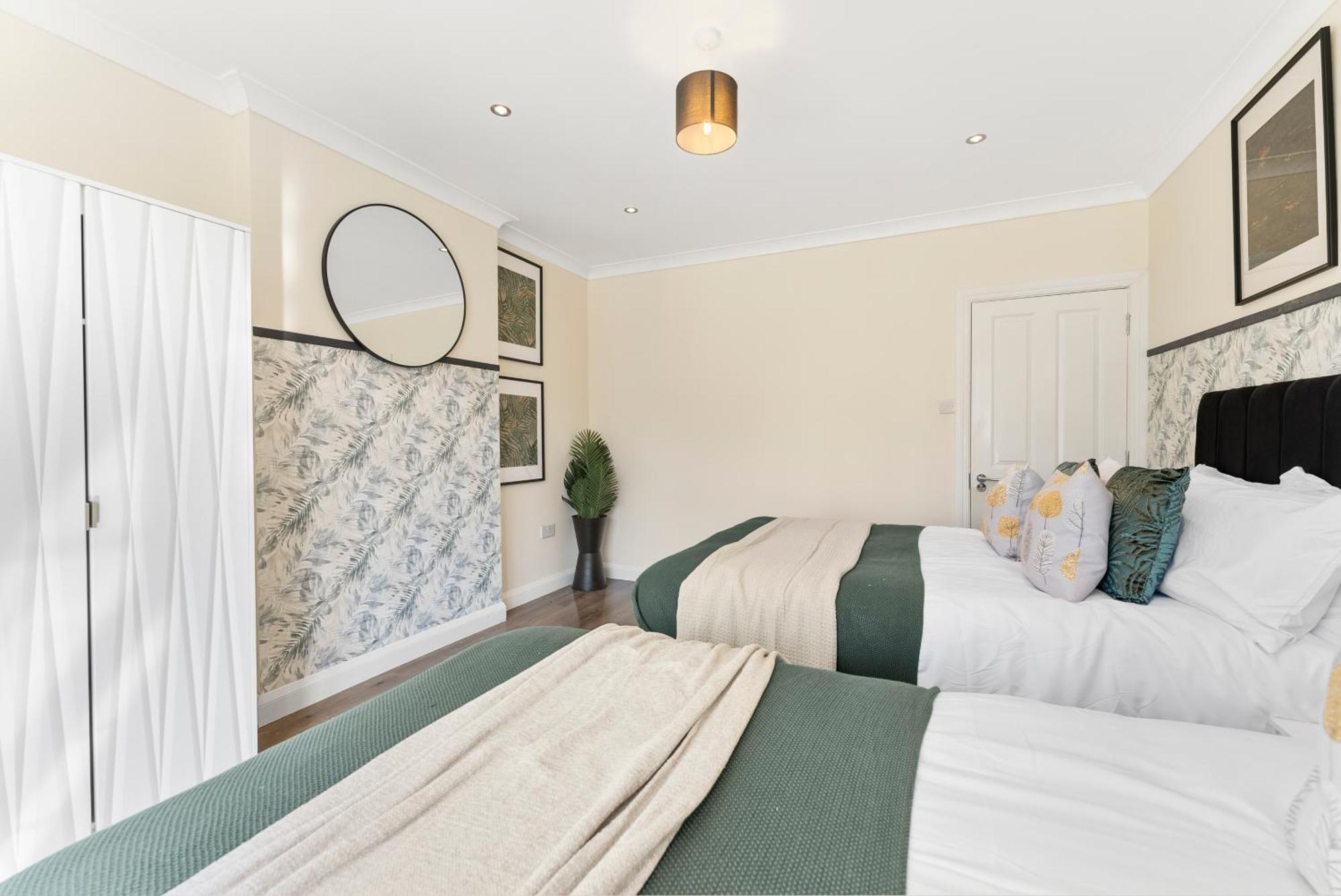Stylish Wembley Gem - Parking -Sleeps 14 伦敦 外观 照片