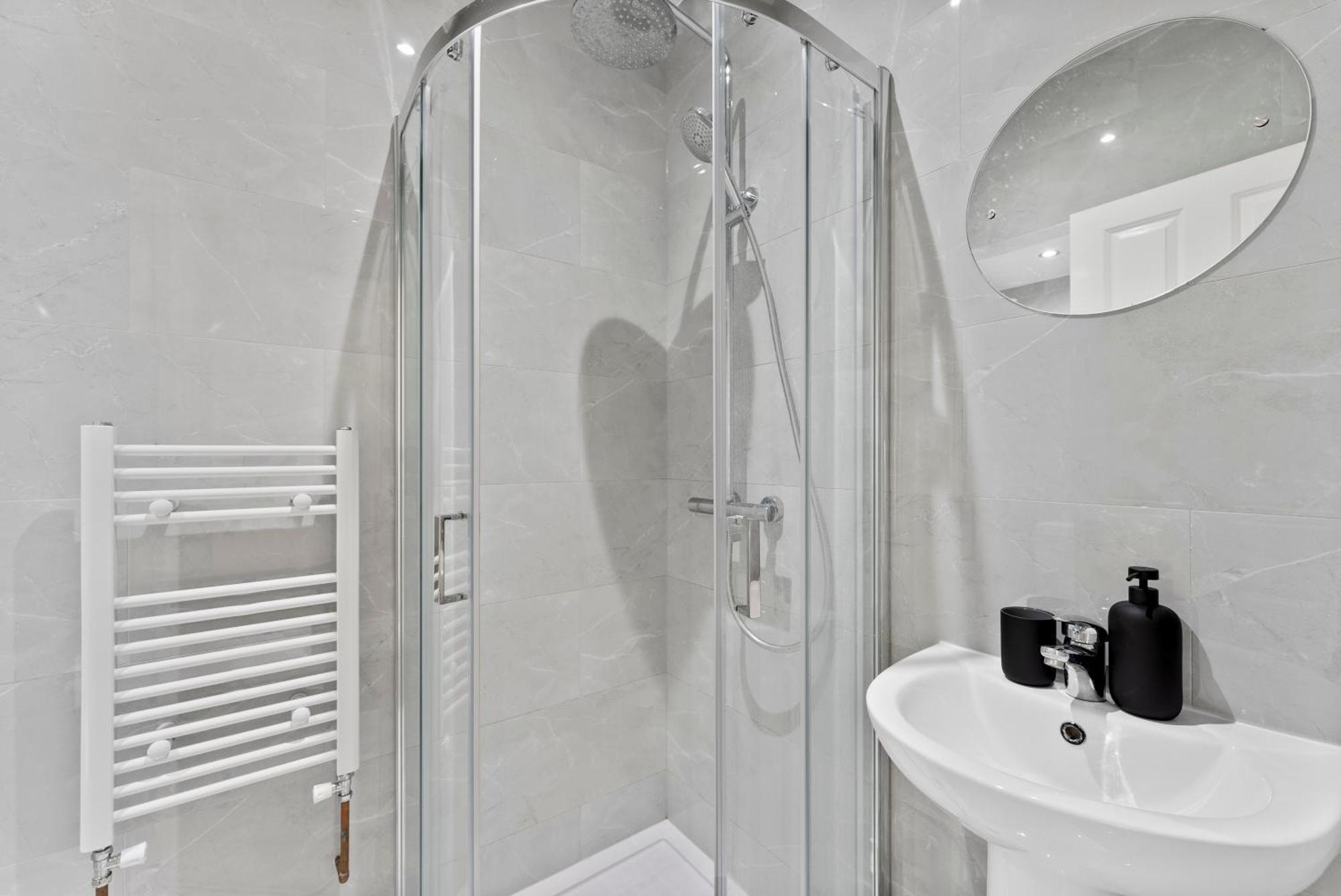 Stylish Wembley Gem - Parking -Sleeps 14 伦敦 外观 照片