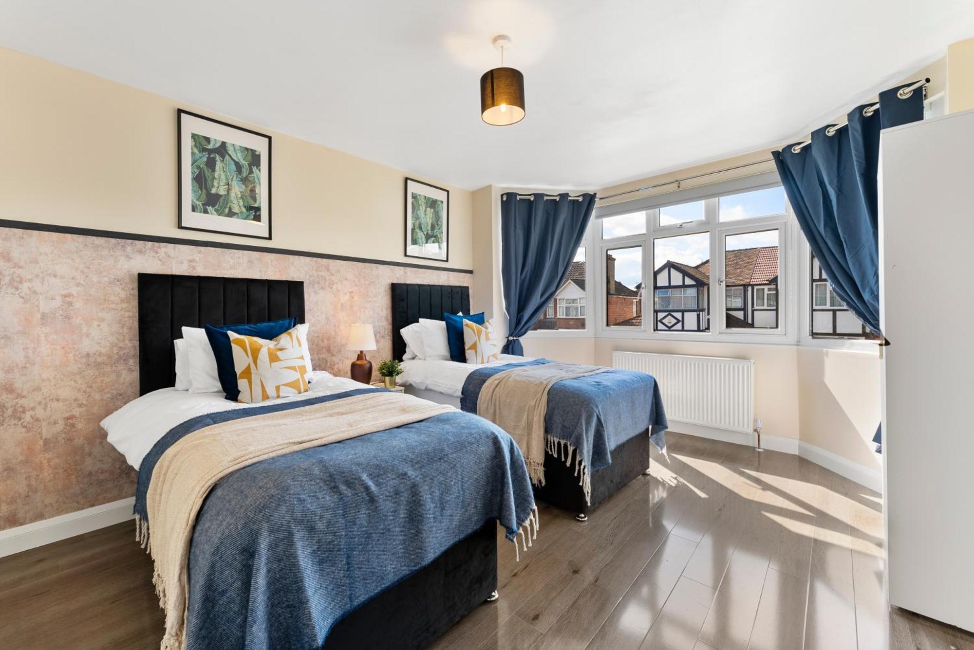 Stylish Wembley Gem - Parking -Sleeps 14 伦敦 外观 照片