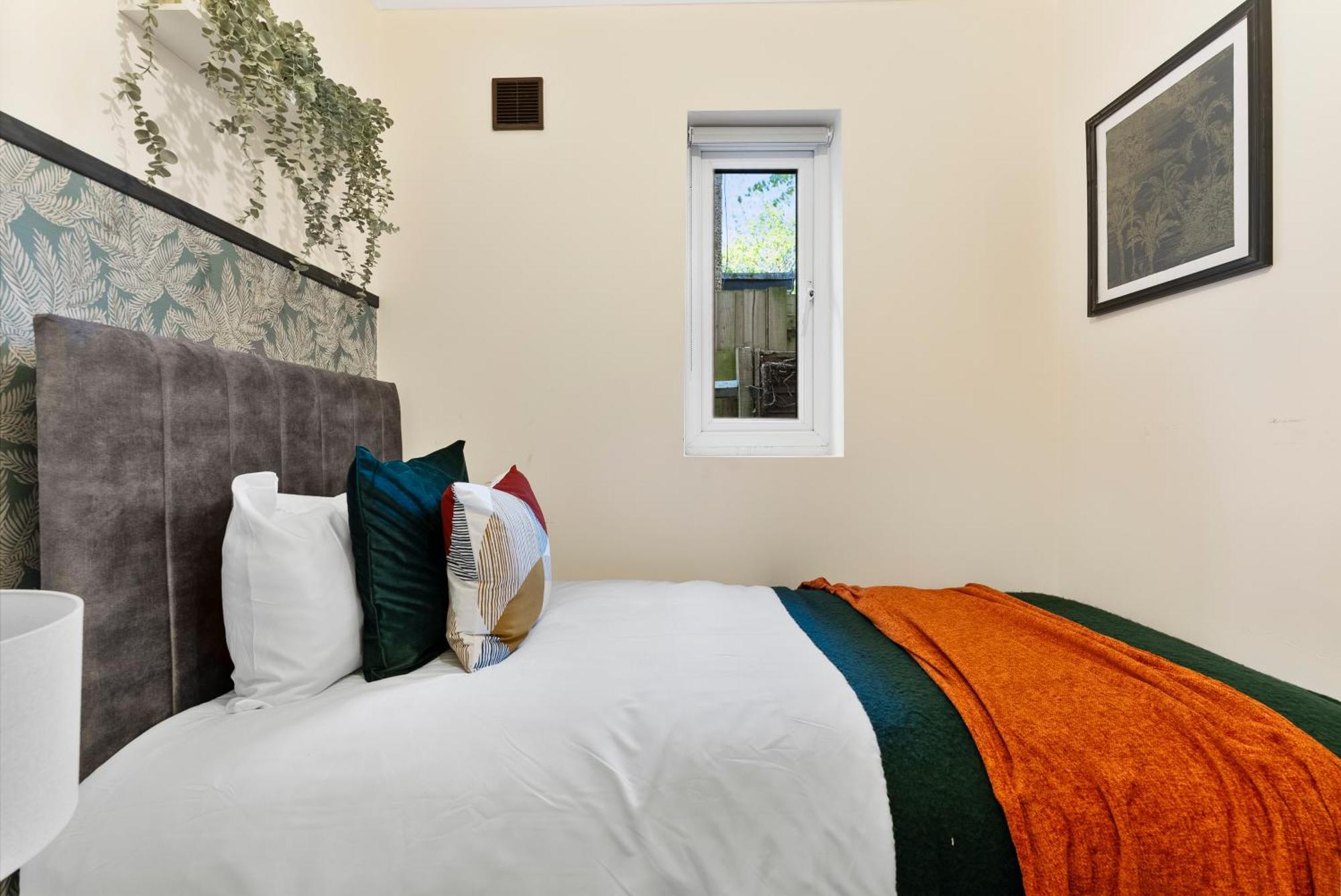 Stylish Wembley Gem - Parking -Sleeps 14 伦敦 外观 照片