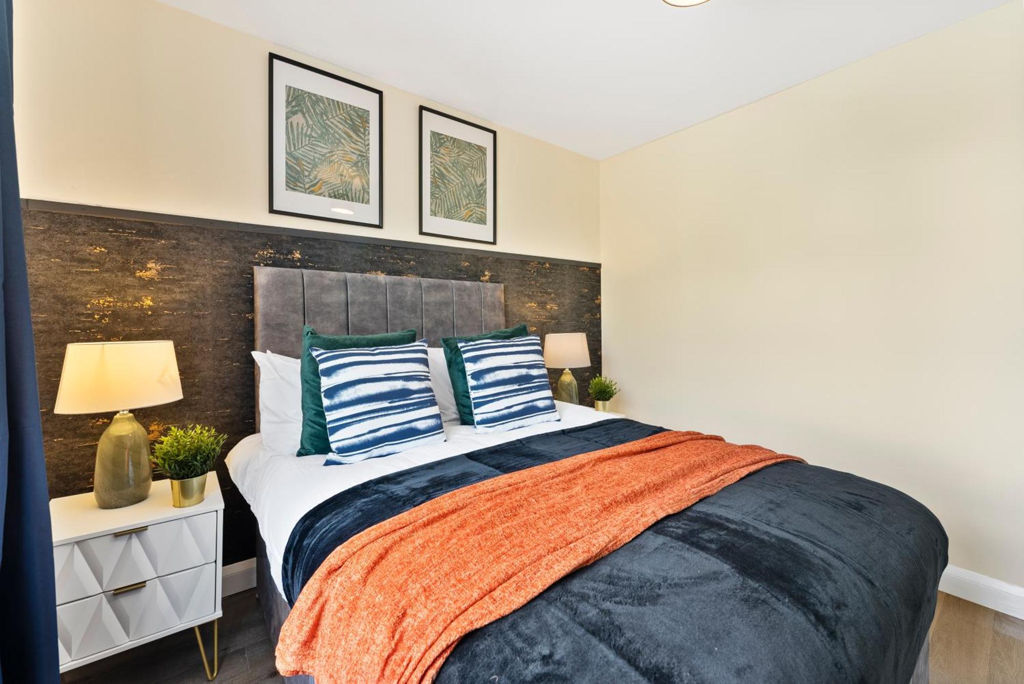 Stylish Wembley Gem - Parking -Sleeps 14 伦敦 外观 照片