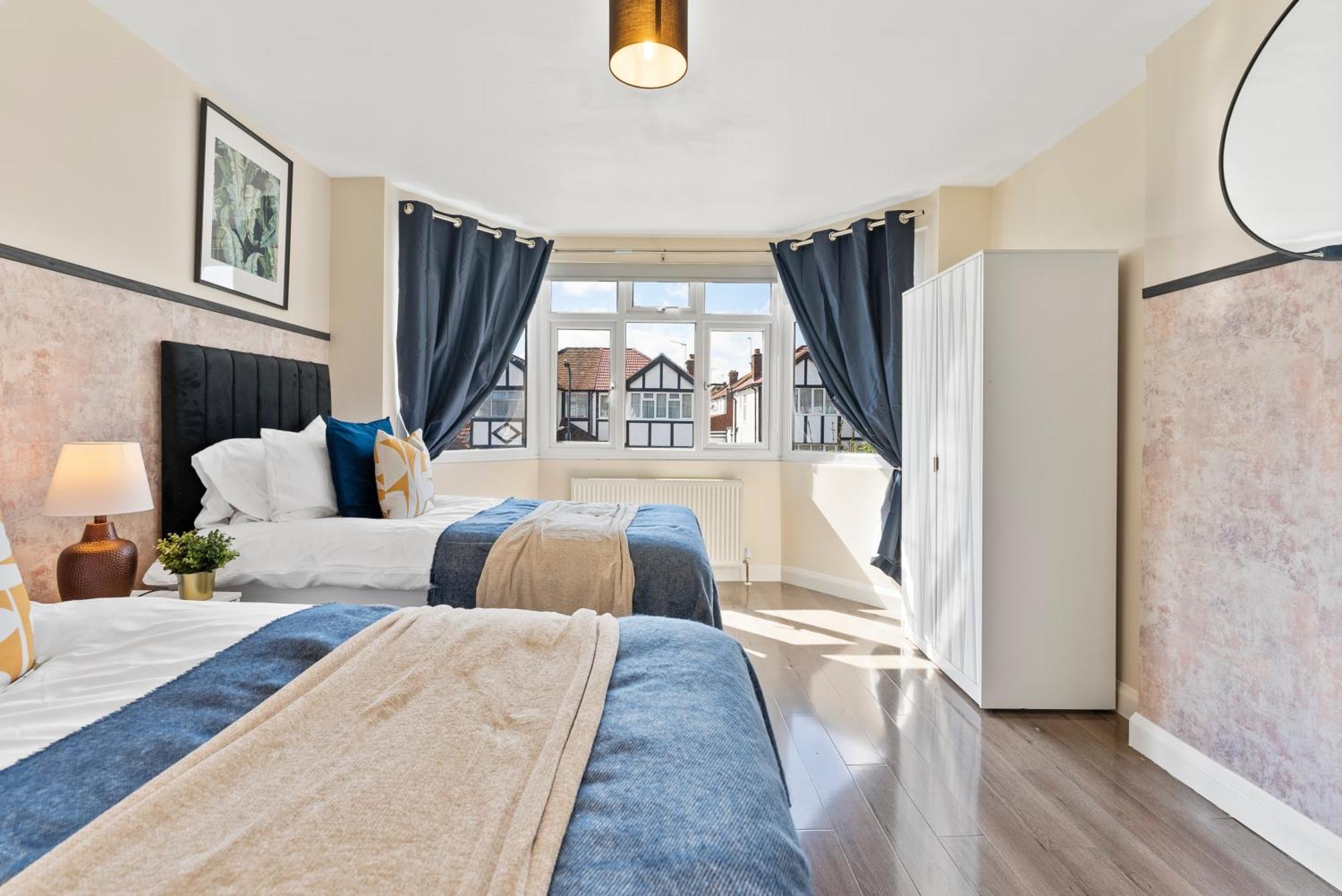 Stylish Wembley Gem - Parking -Sleeps 14 伦敦 外观 照片