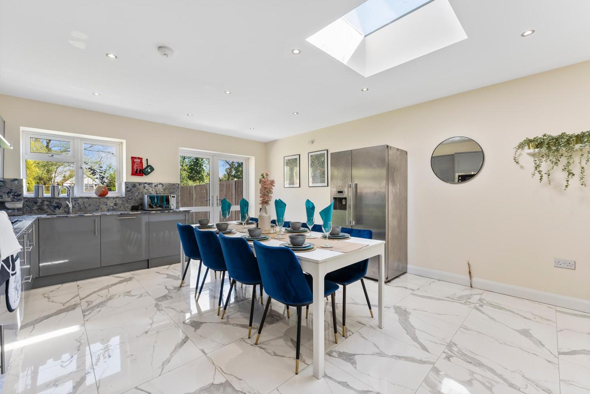 Stylish Wembley Gem - Parking -Sleeps 14 伦敦 外观 照片