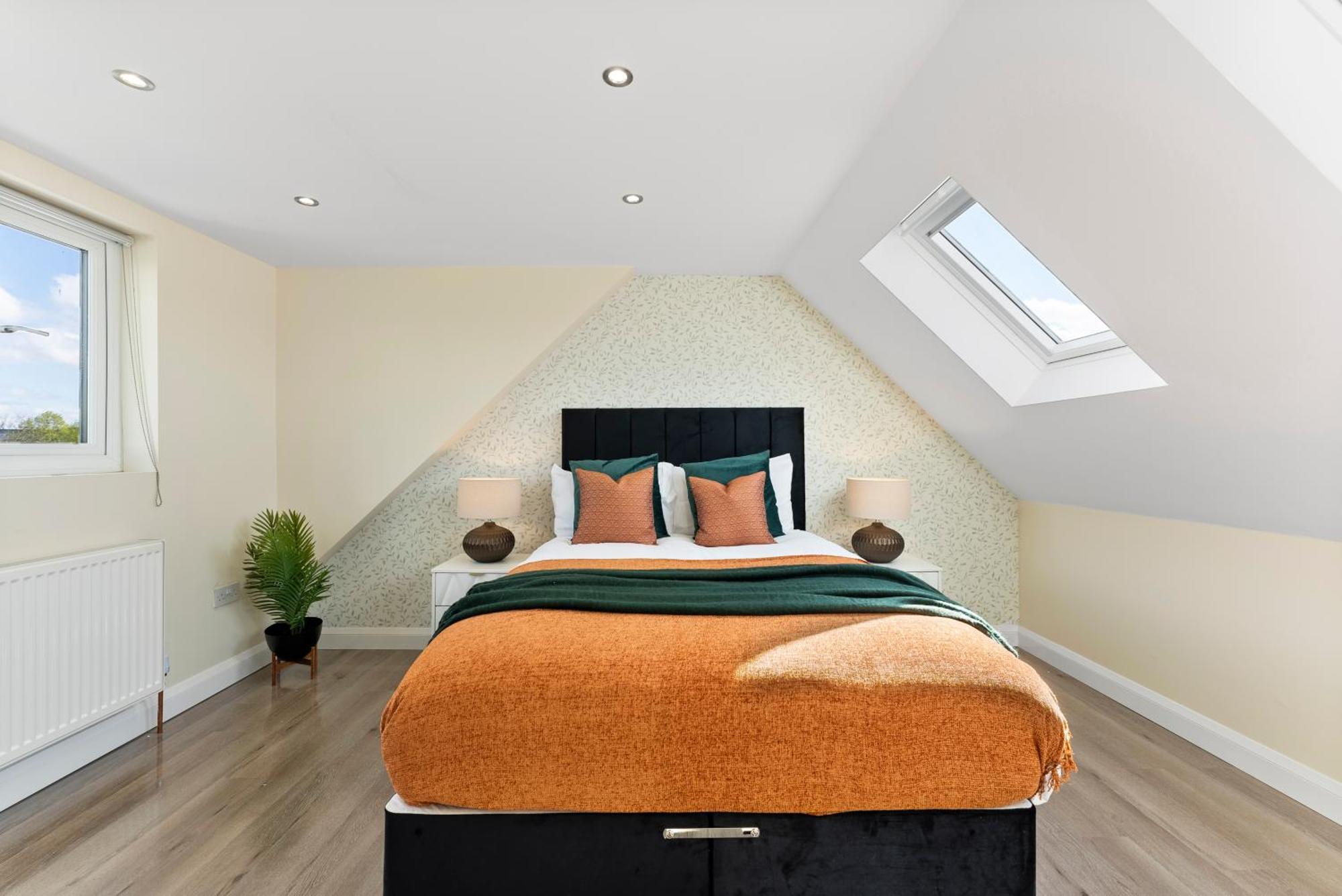 Stylish Wembley Gem - Parking -Sleeps 14 伦敦 外观 照片