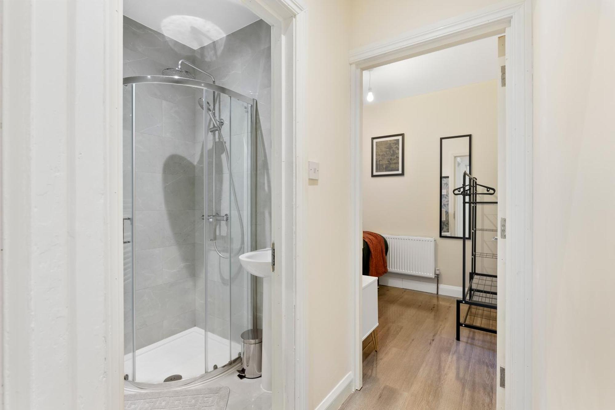 Stylish Wembley Gem - Parking -Sleeps 14 伦敦 外观 照片