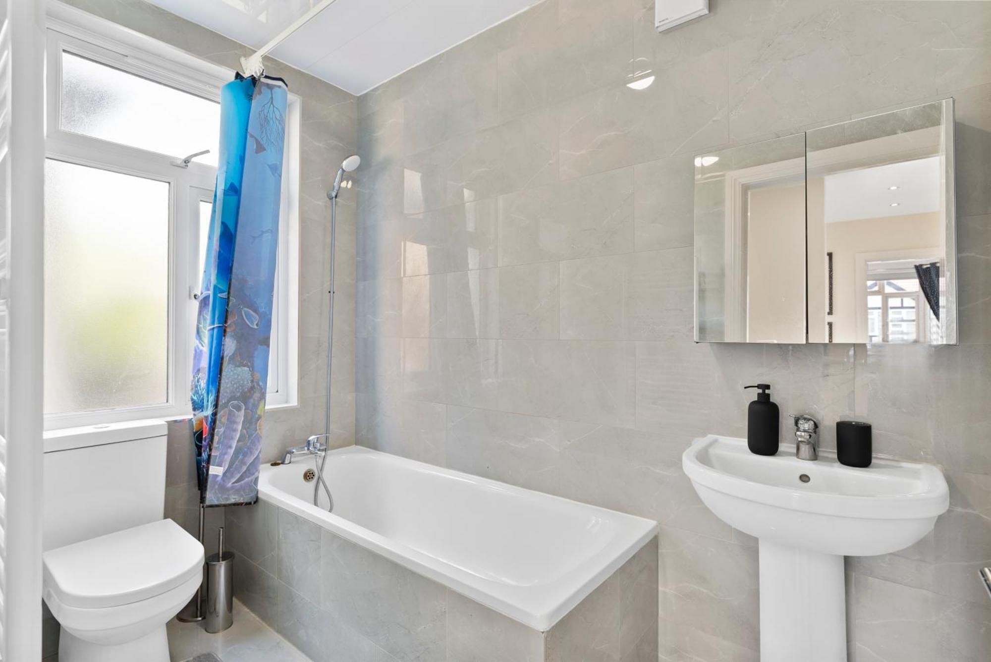 Stylish Wembley Gem - Parking -Sleeps 14 伦敦 外观 照片