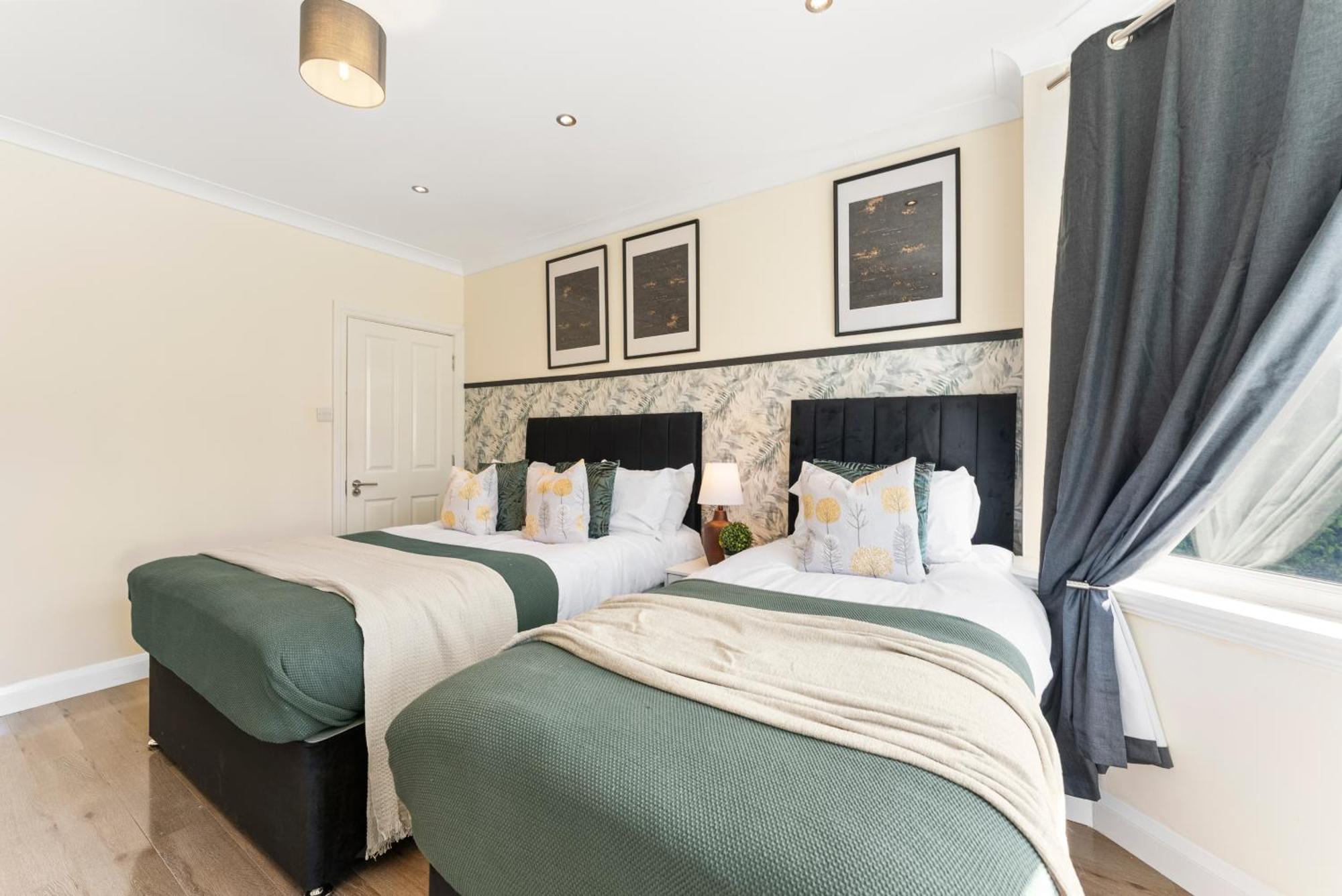 Stylish Wembley Gem - Parking -Sleeps 14 伦敦 外观 照片