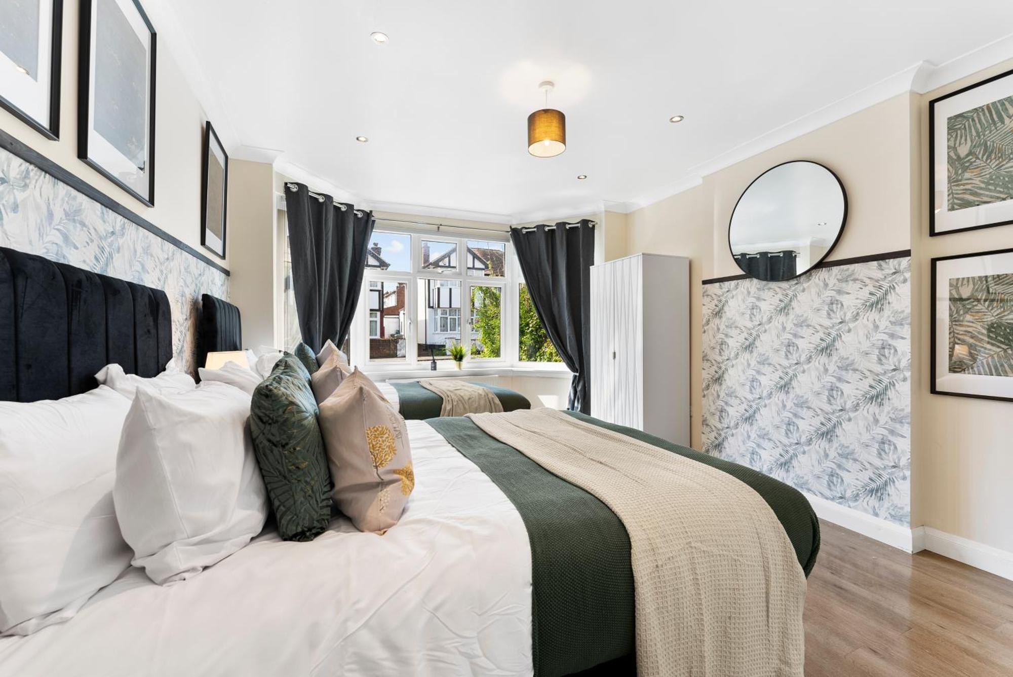 Stylish Wembley Gem - Parking -Sleeps 14 伦敦 外观 照片
