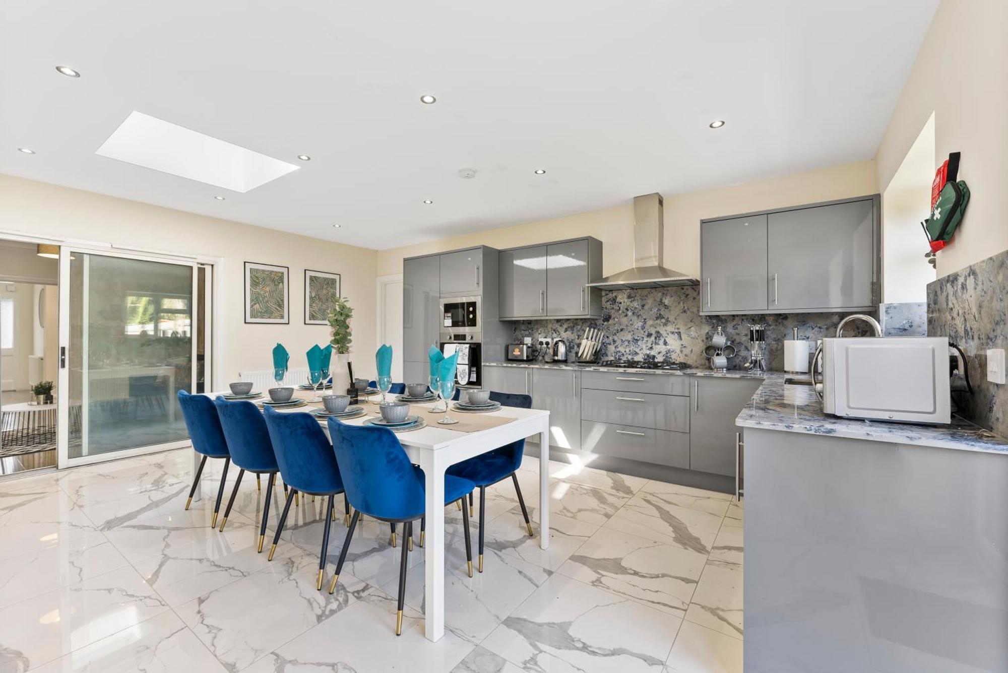 Stylish Wembley Gem - Parking -Sleeps 14 伦敦 外观 照片
