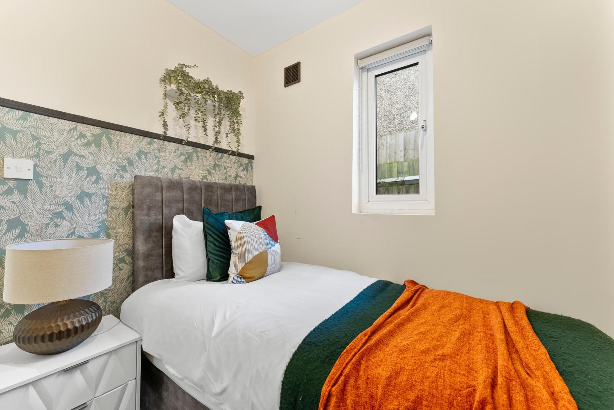 Stylish Wembley Gem - Parking -Sleeps 14 伦敦 外观 照片