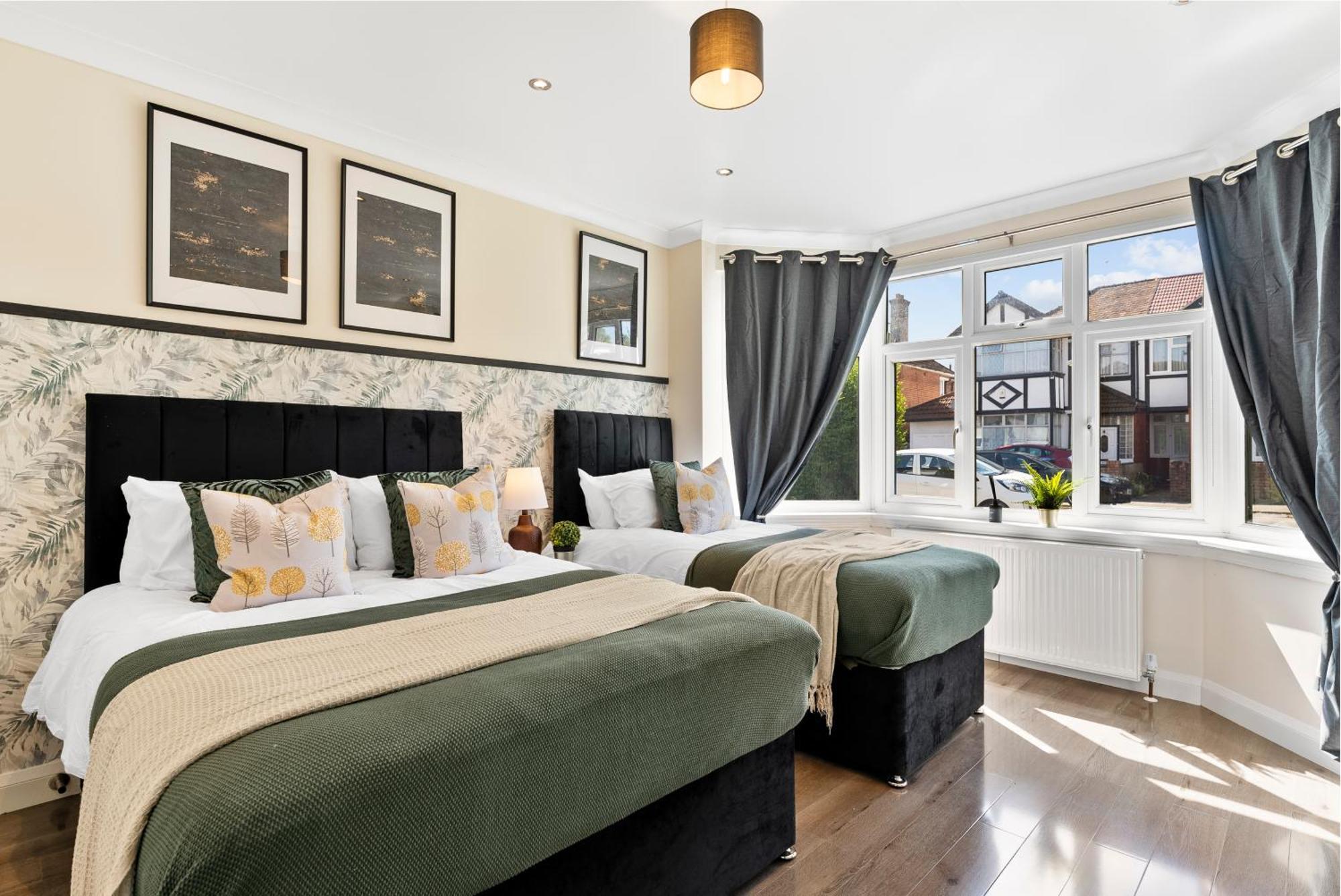 Stylish Wembley Gem - Parking -Sleeps 14 伦敦 外观 照片